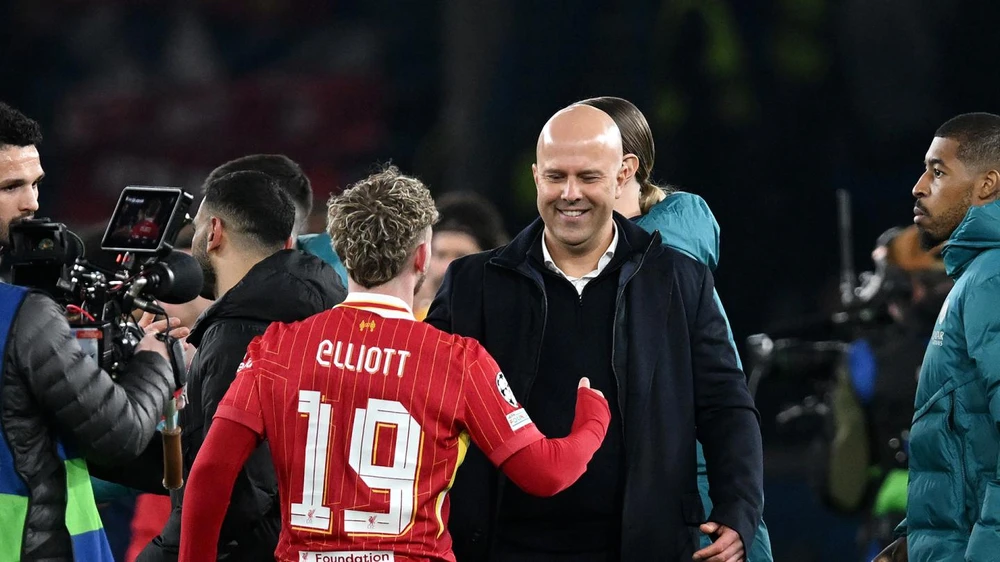 hlv-arne-slot-dung-truoc-nguong-cua-cua-su-bat-tu-o-liverpool (1).jpg