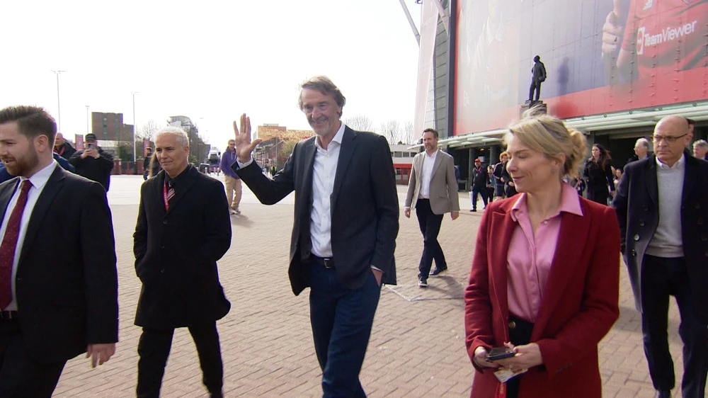 tranh-cai-du-doi-o-manchester-united-ve-thap-eiffel-cua-bong-da (1).jpg