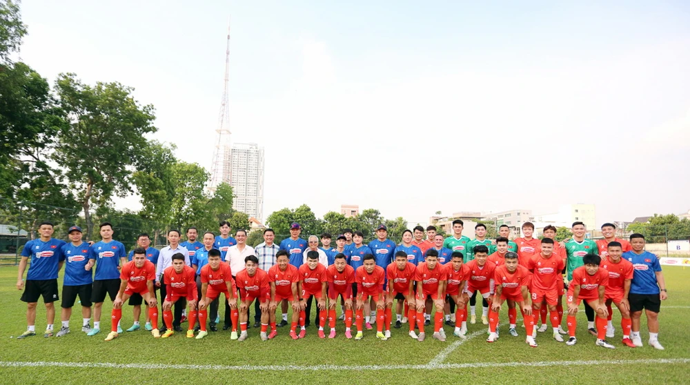 co-5-ngoai-binh-nhap-tich-campuchia-thach-thuc-tuyen-viet-nam (5).jpg