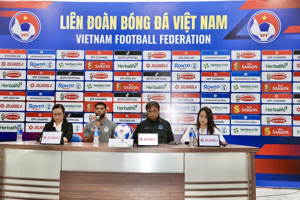 hlv-kim-sang-sik-chi-ra-ngoai-binh-nhap-tich-hay-nhat-cua-campuchia (3).jpg