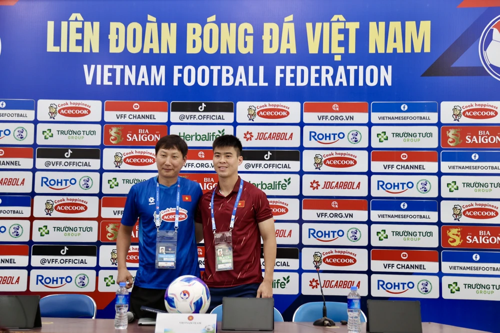 hlv-kim-sang-sik-chi-ra-ngoai-binh-nhap-tich-hay-nhat-cua-campuchia (6).jpg