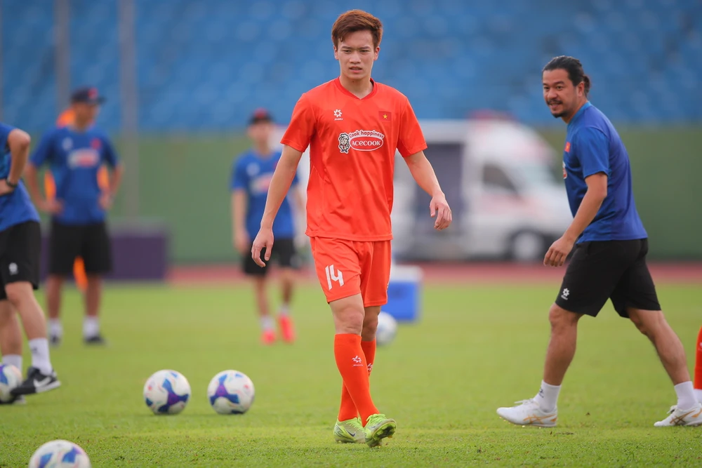 nong-hlv-kim-sang-sik-tung-doi-hinh-tre-tiep-khach-campuchia (1).jpg