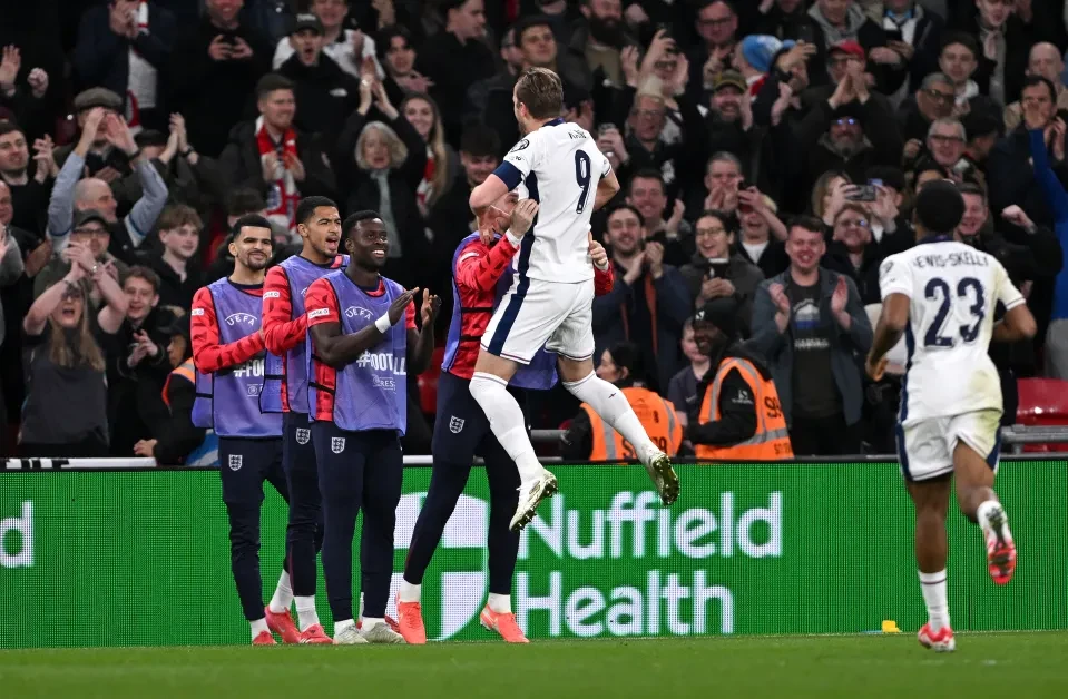 tien-dao-harry-kane-noi-ve-messi-ronaldo-dien-ro-va-ly-do-khong-gianh-qua-bong-vang (1).png