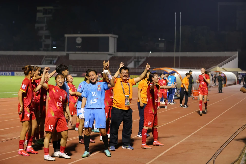 afc-ca-ngoi-cu-loi-nguoc-dong-dien-ro-cua-tuyen-nu-tp-hcm-nguoi-ham-mo-suong-run (3).jpg