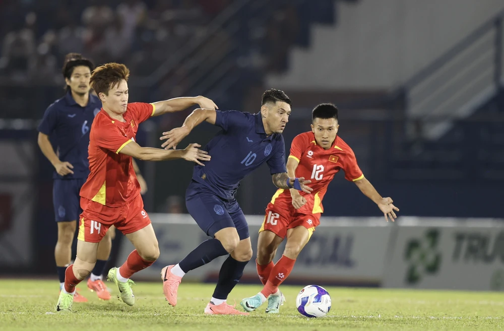 hlv-kim-sang-sik-tung-doi-hinh-manh-nhat-cua-tuyen-viet-nam-tiep-khach-lao (1).jpg