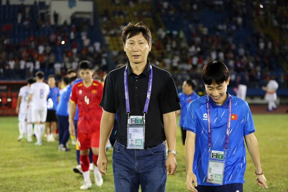 nhung-chien-dich-lon-va-giac-mo-cua-hlv-kim-sang-sik (1).jpg