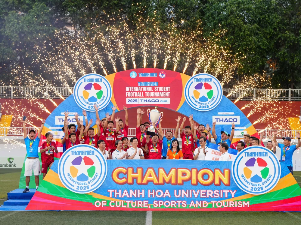 nha-vo-dich-dau-tien-cua-giai-bong-da-thanh-nien-sinh-vien-quoc-te (1).jpg