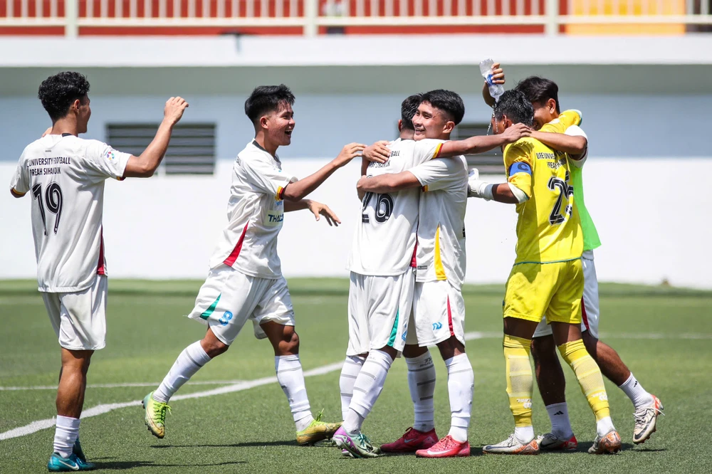 nha-vo-dich-dau-tien-cua-giai-bong-da-thanh-nien-sinh-vien-quoc-te (5).jpg