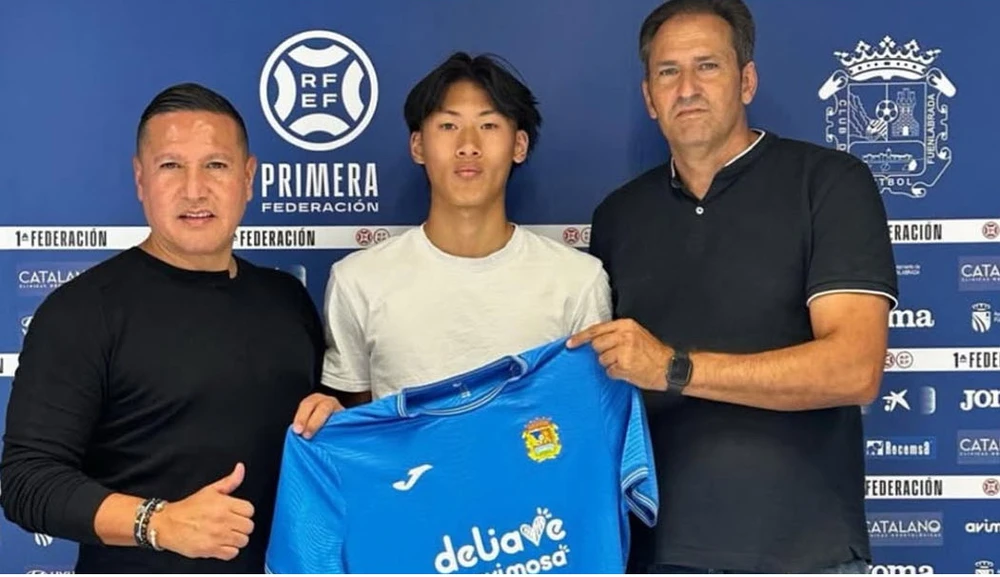 julien-nguyen-tai-nang-viet-kieu-tay-ban-nha-va-khat-vong-khoac-ao-tuyen-viet-nam (2).jpg