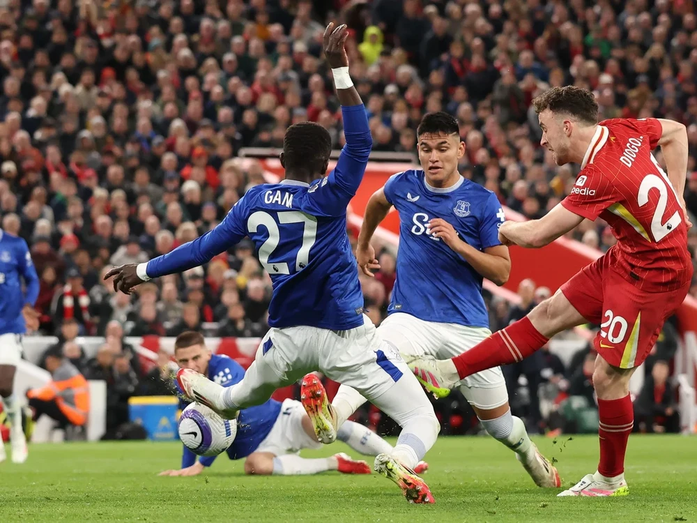 hlv-david-moyes-va-arne-slot-deu-noi-gian-voi-trong-tai (2).png