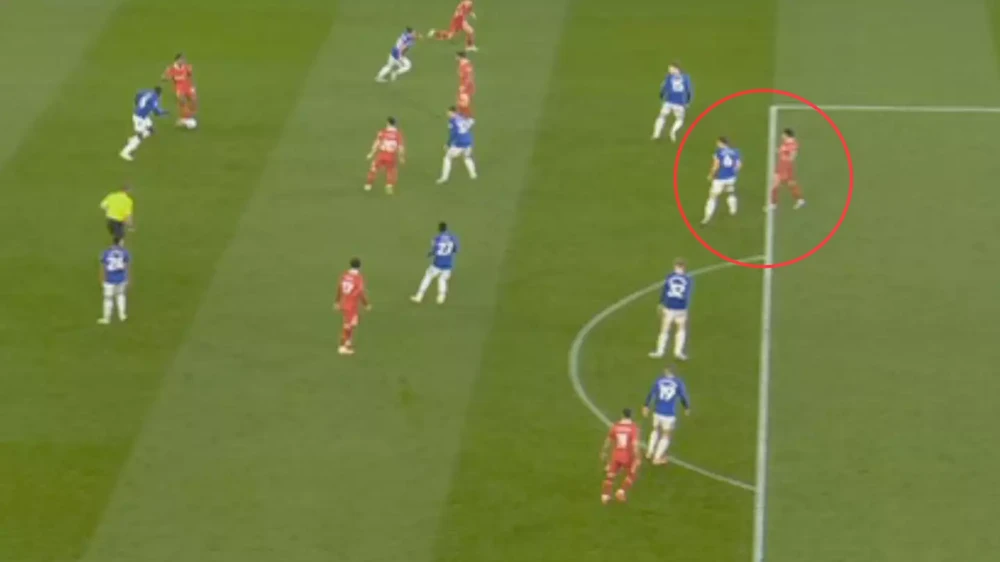 HLV David Moyes và Arne Slot đều nổi giận với trọng tài