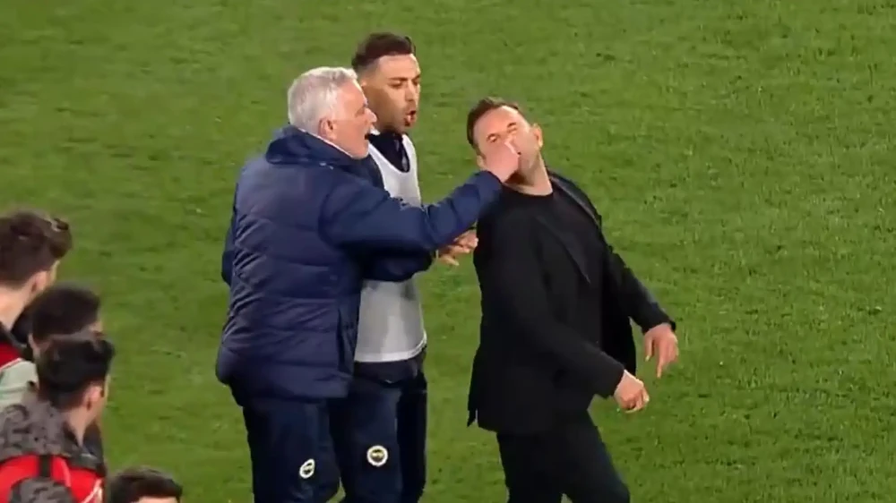 bi-to-cao-tan-cong-dong-nghiep-clb-fenerbahce-benh-vuc-mourinho (1).png