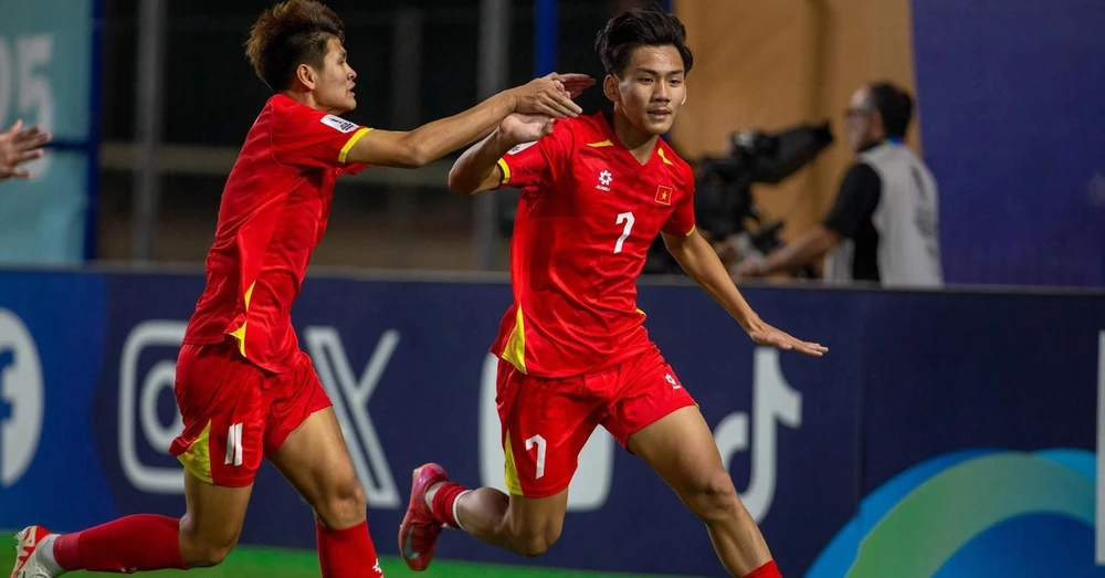 doi-tuyen-u-17-viet-nam-va-chia-khoa-cam-chan-nha-vo-dich-chau-a (2).png