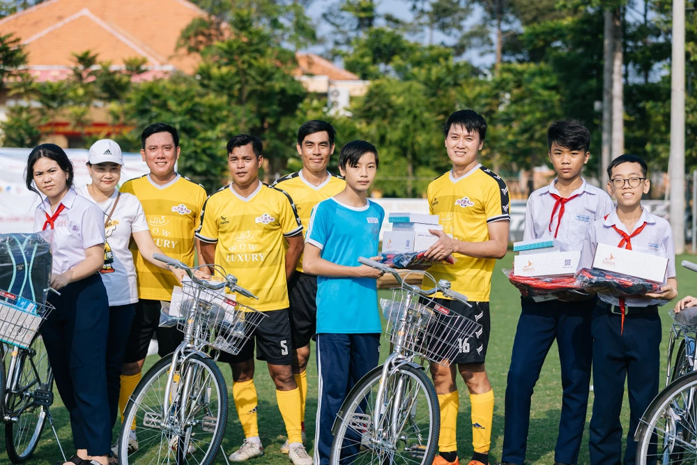 tai-tu-ly-hai-cung-cac-cuu-tuyen-thu-viet-nam-da-bong-tang-qua-cho-hoc-sinh-ngheo-vuot-kho (2).jpg