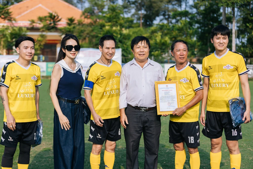 tai-tu-ly-hai-cung-cac-cuu-tuyen-thu-viet-nam-da-bong-tang-qua-cho-hoc-sinh-ngheo-vuot-kho (3).jpg