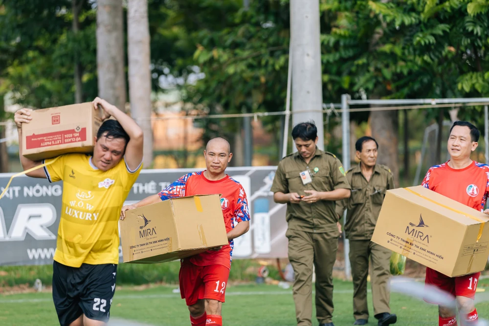 tai-tu-ly-hai-cung-cac-cuu-tuyen-thu-viet-nam-da-bong-tang-qua-cho-hoc-sinh-ngheo-vuot-kho (6).jpg