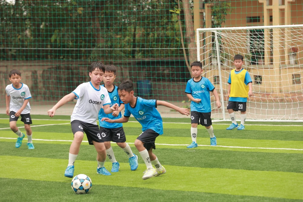 san-bong-thien-nguyen-dau-tien-cho-hoc-sinh-cua-football-for-future-tai-viet-nam (2).JPG