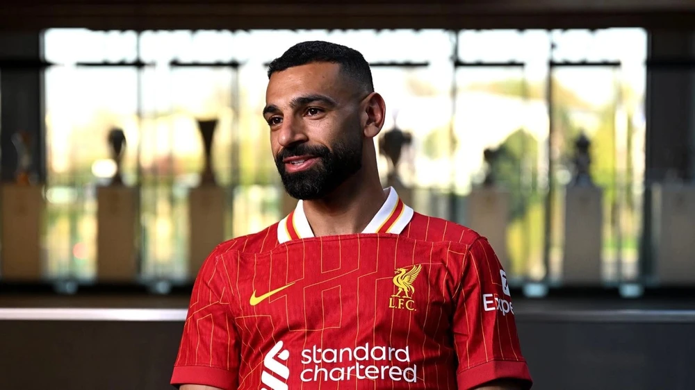 salah-chinh-thuc-dat-but-ky-hop-dong-moi-voi-liverpool (1).jpg