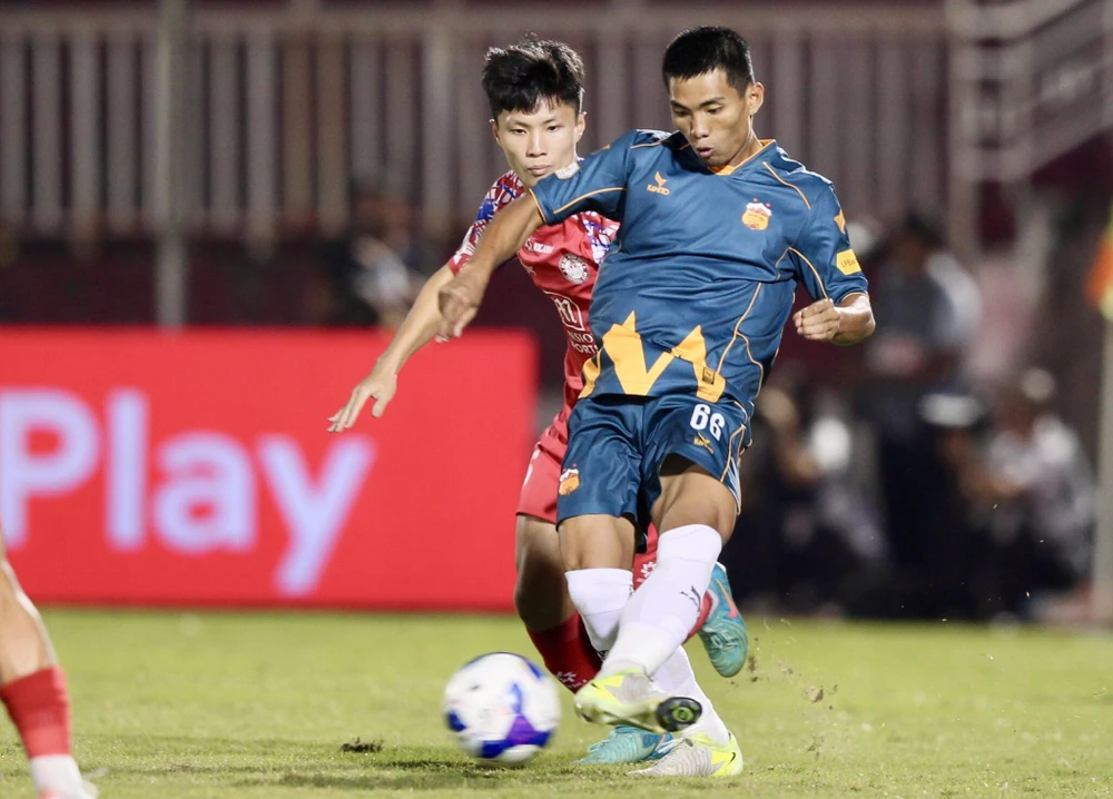 nghet-tho-dua-tru-hang-v-league-2024-2025 (3).jpg