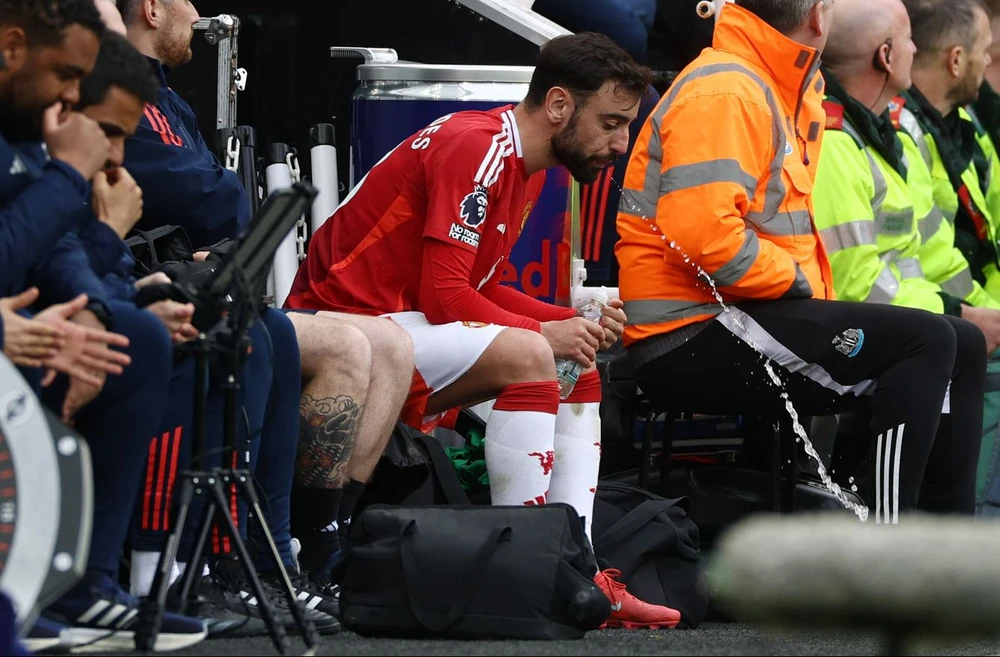 hlv-amorim-va-doi-truong-bruno-tuc-gian-ve-sai-lam-cua-cac-cau-thu-man-united (2).jpg