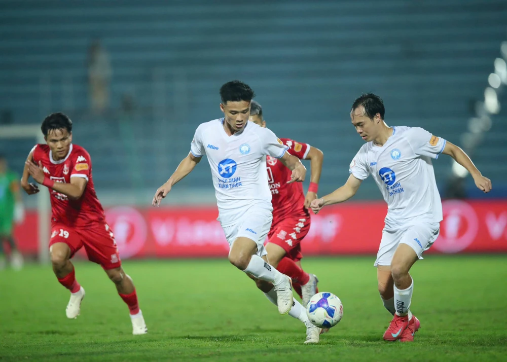 hlv-kim-sang-sik-giai-bai-toan-nhan-su-cho-tuyen-vn (4).jpg