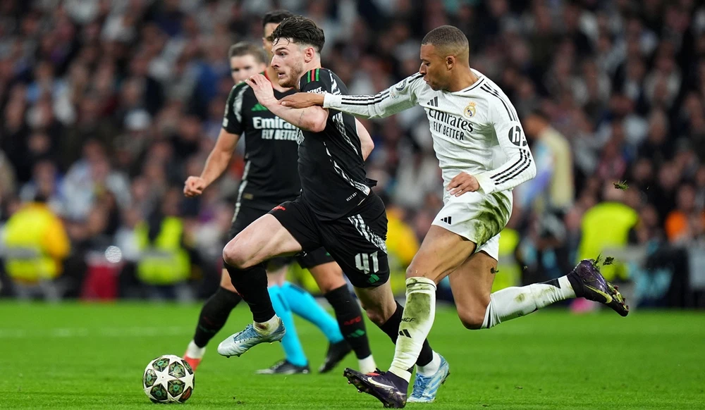 cổ động viên trút giận lên Mbappe