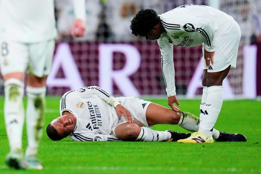 co-dong-vien-trut-gian-len-mbappe (2).jpg