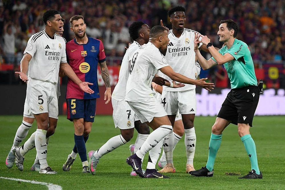 nguoi-ham-mo-real-tuc-gian-ngoi-sao-bellingham (1).jpg