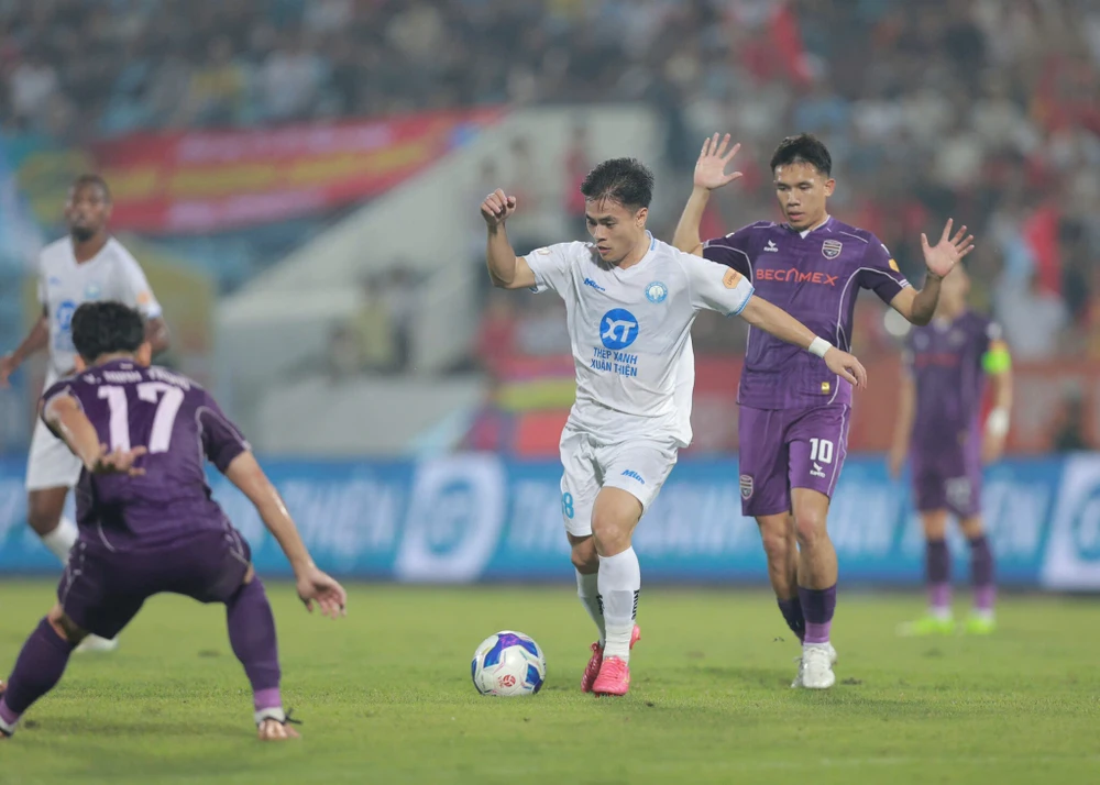 b-binh-duong-tham-bai-va-chung-ket-som-o-vong-21-v-league (3).jpg