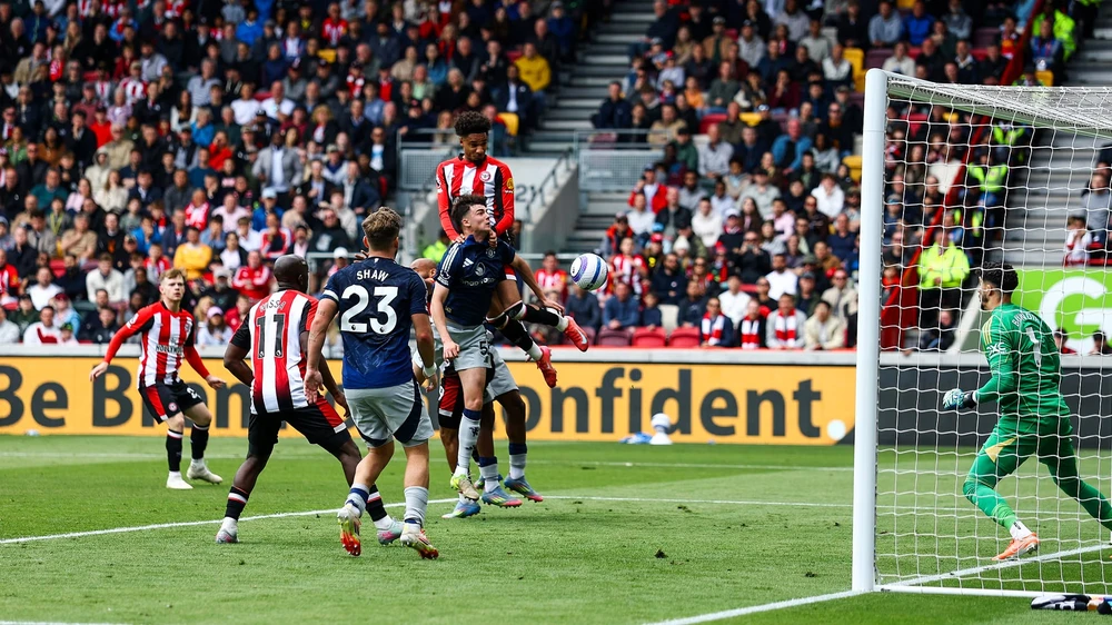 man-united-chim-sau-trong-noi-that-vong-premier-league (1).jpg