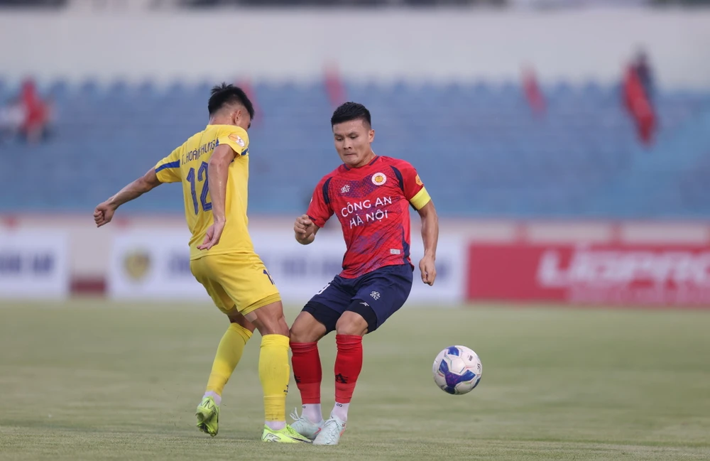 bat-ngo-tien-ve-quang-hai-rut-khoi-tran-dau-voi-manchester-united (2).jpg