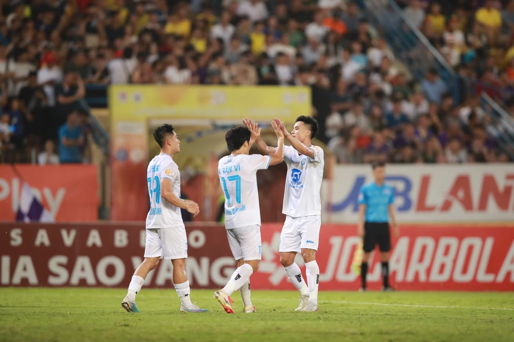 bat-ngo-tien-ve-quang-hai-rut-khoi-tran-dau-voi-manchester-united (4).jpg