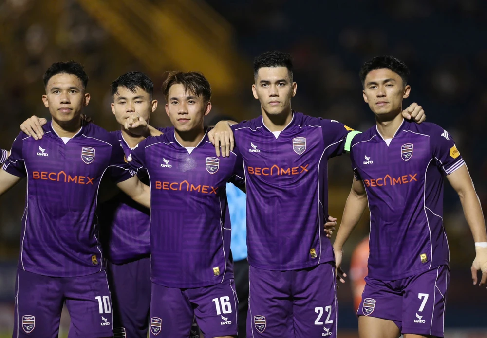 qua-bong-vang-tien-linh-xuong-doc-hlv-kim-sang-sik-lam-ngo (3).jpg