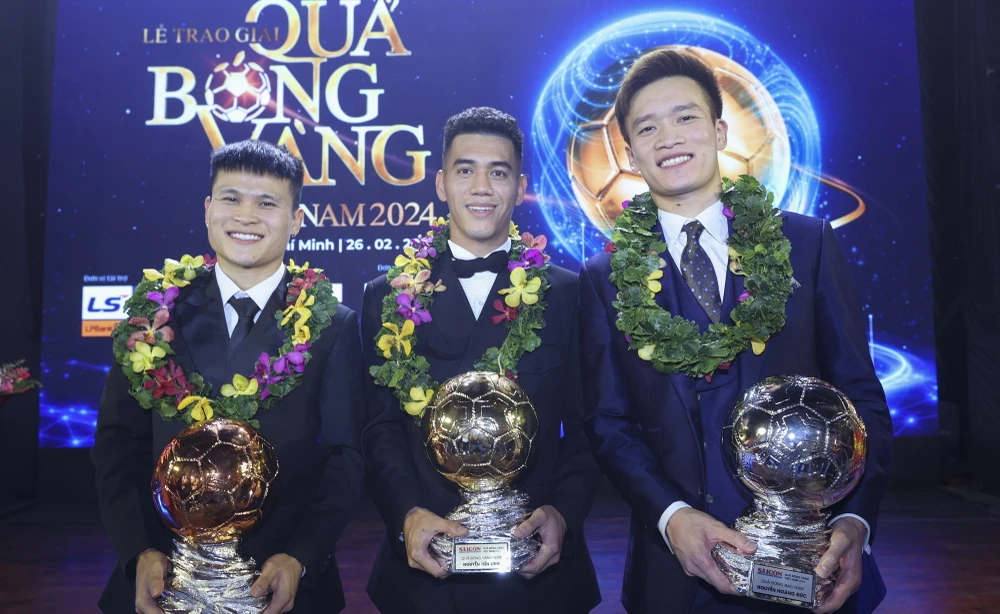 qua-bong-vang-tien-linh-xuong-doc-hlv-kim-sang-sik-lam-ngo (4).JPG