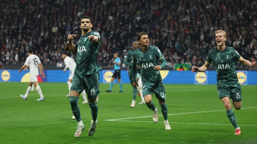 mason-mount-phan-khich-dua-mu-gap-nguoi-cung-kho-tottenham (3).jpg