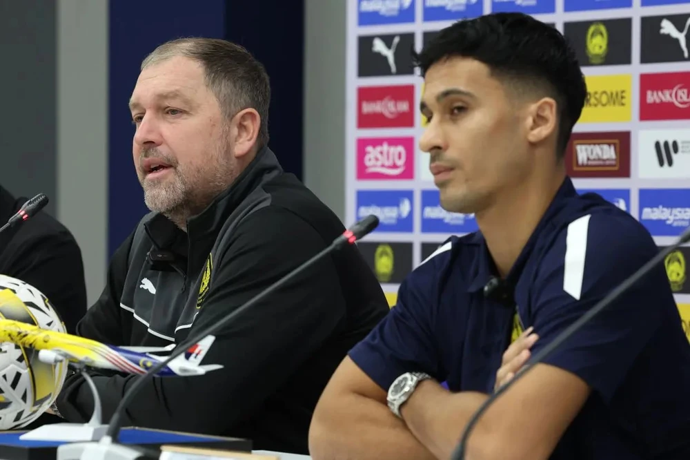 rac-roi-cho-hlv-kim-sang-sik-o-hai-tran-dau-tren-san-bukit-jalil (1).jpg