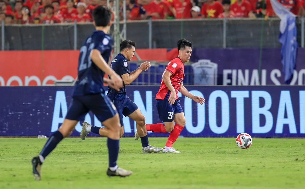 dinh-trong-tro-lai-va-hang-thu-cung-cua-cua-hlv-kim-sang-sik (2).jpg