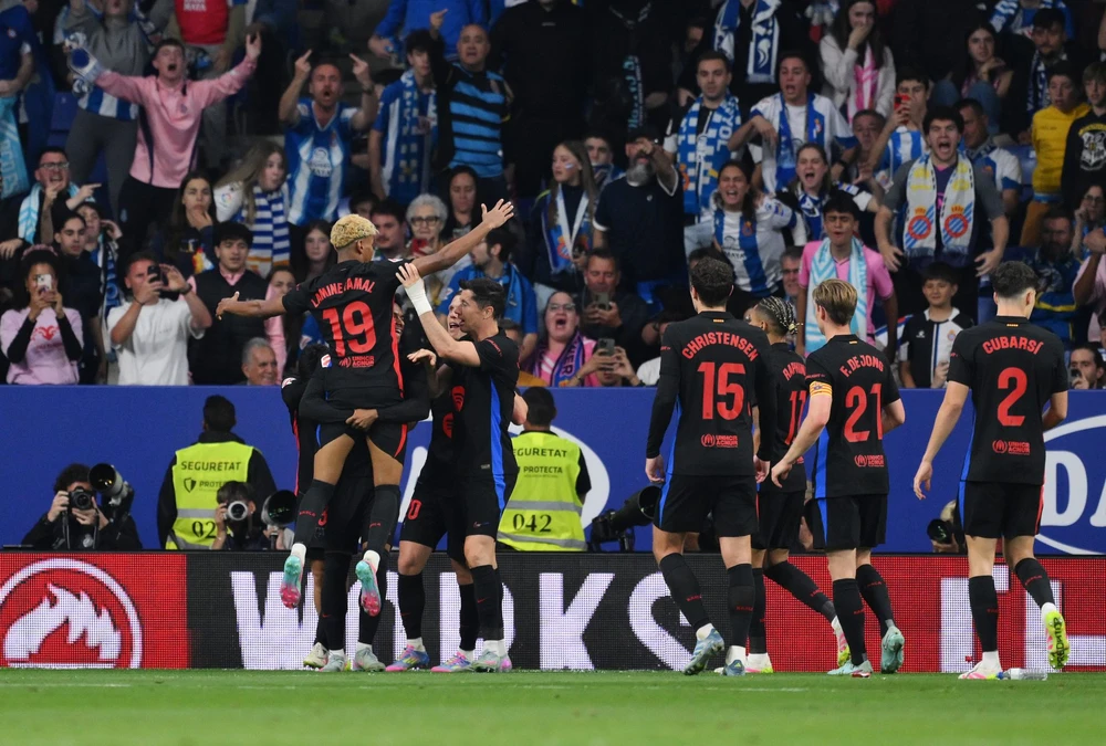 tai-nang-tre-yamal-lai-toa-sang-ruc-ro-giup-barca-vo-dich-som (3).jpg