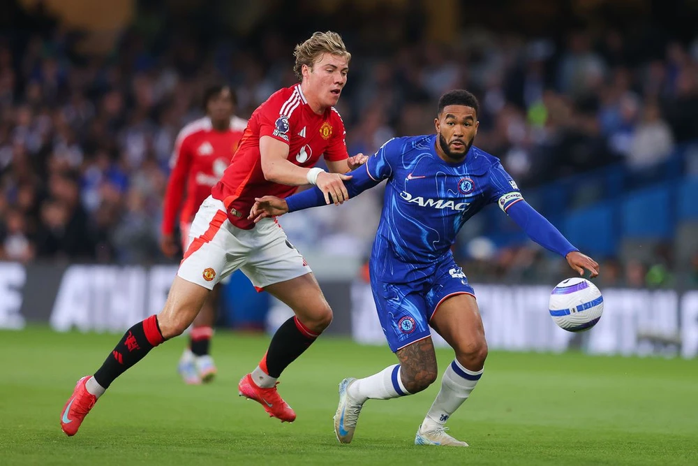 hojlund-bi-mia-mai-chet-cuoi-khi-deo-dong-ho-thi-dau (1).jpg