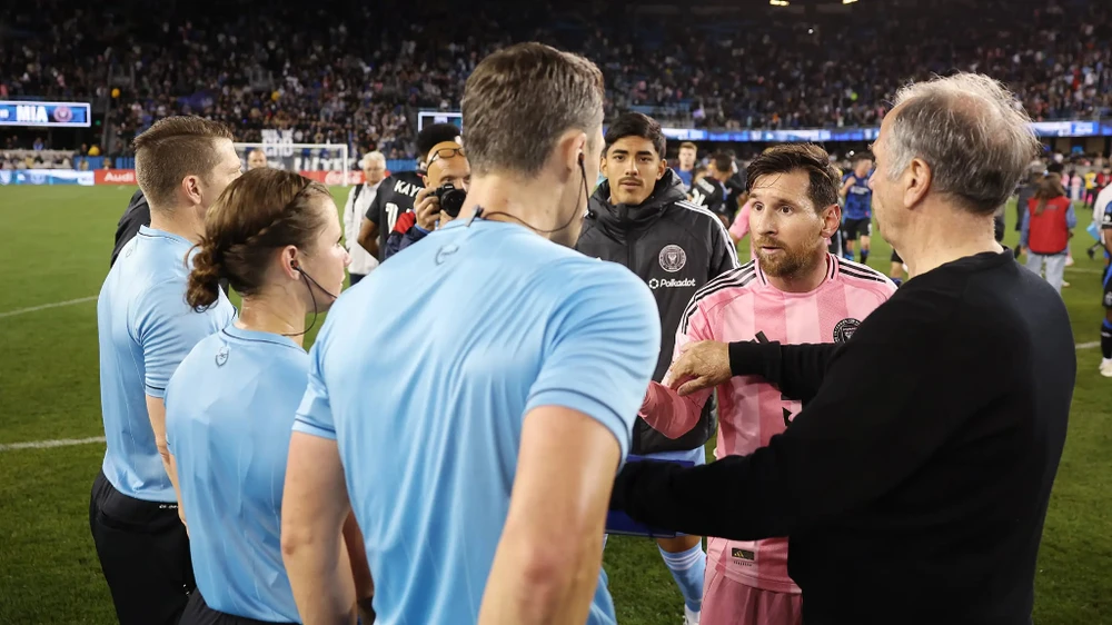 sieu-sao-messi-to-cao-trong-tai-mu-luat (2).jpg