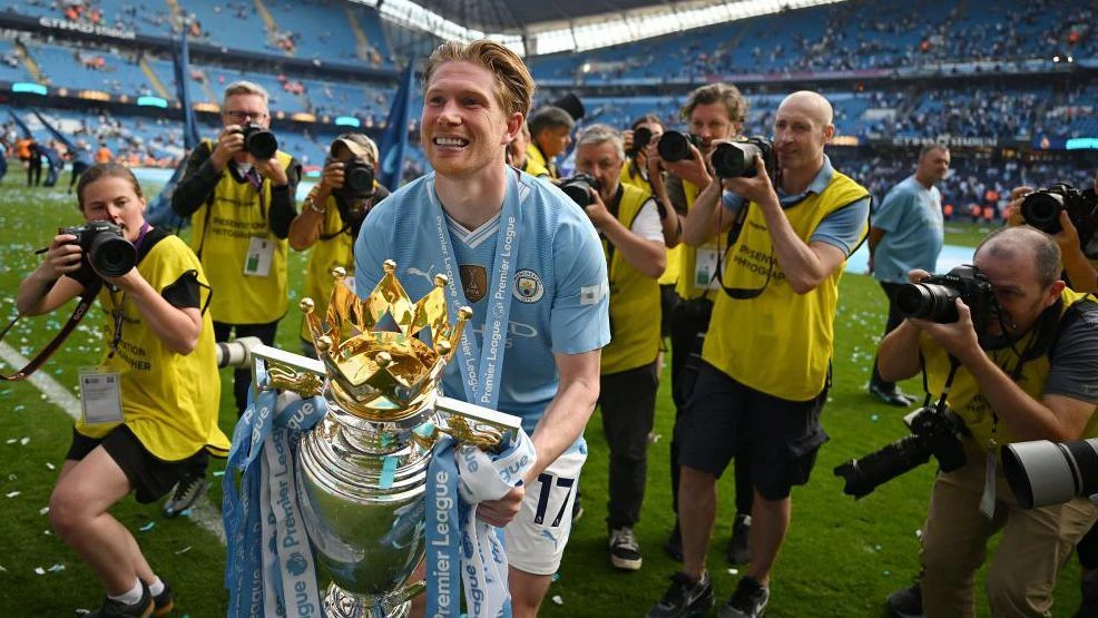 hlv-guardiola-roi-nuoc-mat-khi-chia-tay-kevin-de-bruyne (3).jpg