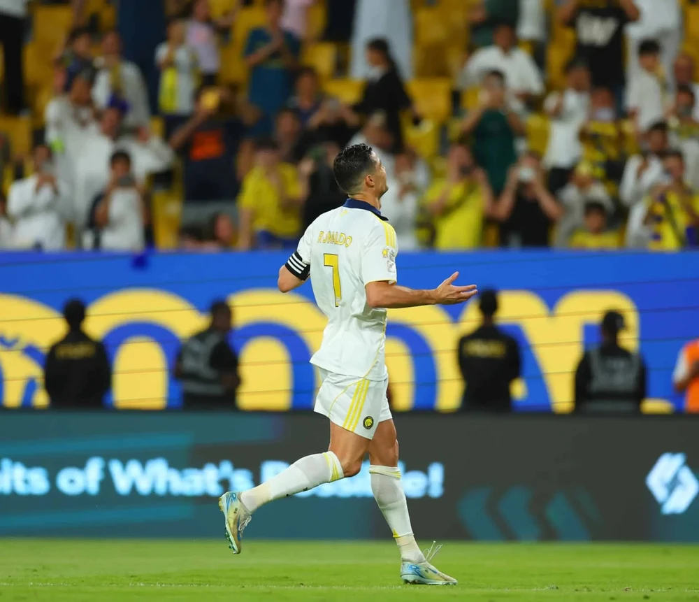 ghi-ban-thu-935-sieu-sao-ronaldo-len-tieng-sau-2-tran-ngoi-du-bi (3).jpg