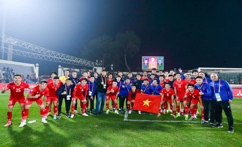 hlv-kim-sang-sik-dau-dau-voi-cac-ngoi-sao-dong-nam-a (3).jpg