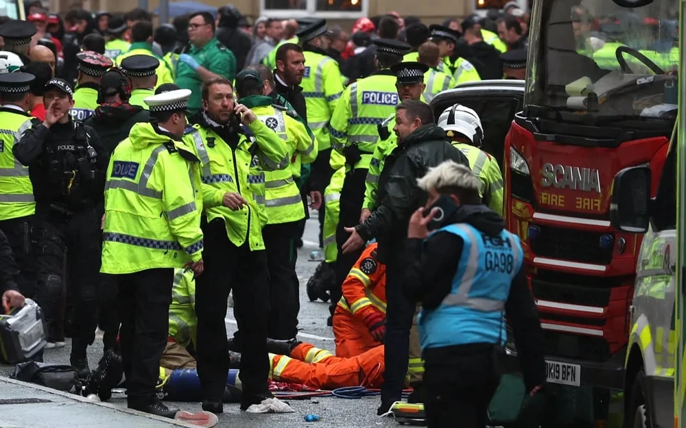 bat-nghi-pham-dam-xe-kinh-hoang-o-livepool-trong-le-an-mung-chuc-vo-dich-ngoai-hang-anh (2).jpg