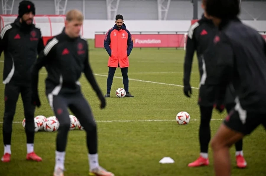 tran-cau-dang-nho-giua-cac-ngoi-sao-dong-nam-a-va-manchester-united (1).jpg