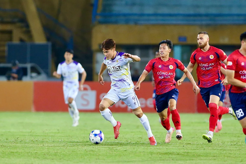 lat-leo-den-gio-chot-o-cuoc-dua-vo-dich-va-rot-hang-v-league-2024-2025 (3).jpg