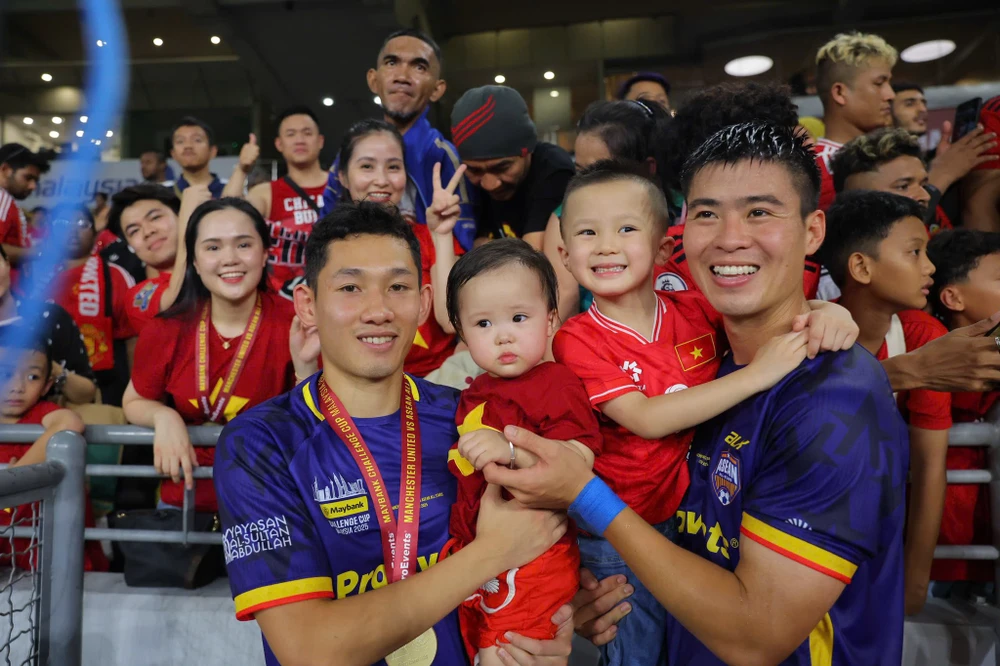 thay-tro-hlv-kim-sang-sik-day-clb-manchester-united-lun-sau-vao-khung-hoang (3).jpg