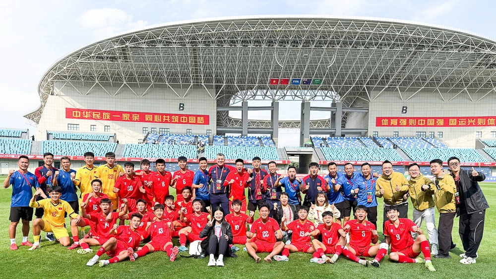 hlv-cristiano-roland-tu-hao-ve-hoc-tro-sau-cuoc-choi-lon-o-trung-quoc (2).jpg