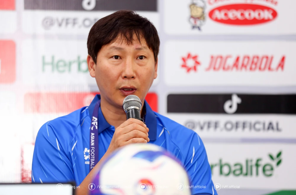 thay-tro-hlv-kim-sang-sik-vuot-kho-o-bukit-jalil (3).jpg