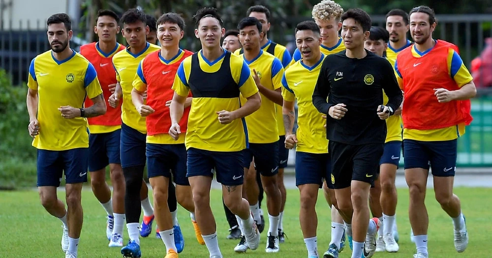 doi-tuyen-viet-nam-tap-buoi-dau-o-kuala-lumpur-bat-ngo-malaysia-gap-rac-roi (4).jpg